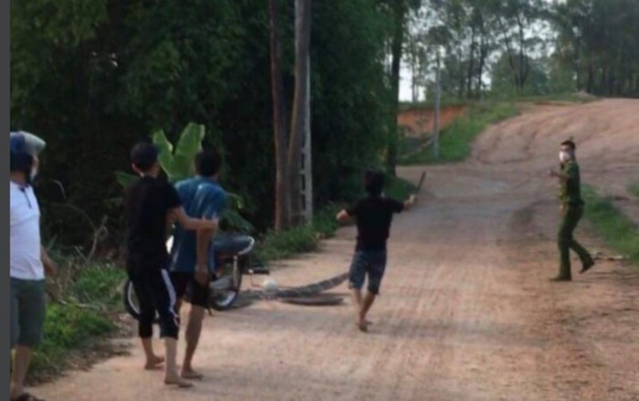 Bắc Giang: Con trai bị thu diều, bố và chú cầm gậy, dao đuổi đánh công an để đòi lại Ảnh 2