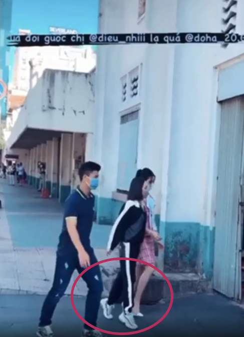 Ngay cả khi đi bộ, nữ diễn viên vẫn ráng nhón từng bước.