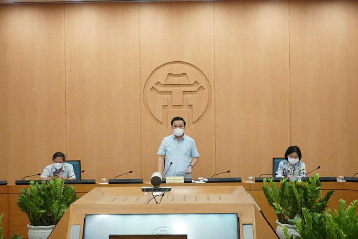 Phó Chủ tịch UBND TP Chử Xuân Dũng, Phó Trưởng ban Thường Trực BCĐ phòng chống Covid-19 chủ trì họp trực tuyến với các quận, huyện để triển khai các biện pháp dập dịch.