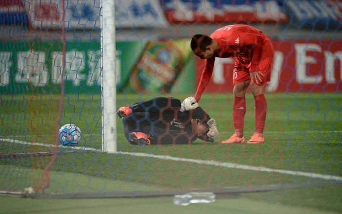 Khoảnh khắc Tấn Trường vừa cản phá penalty vừa mắc sai lầm trong tích tắc Ảnh 2