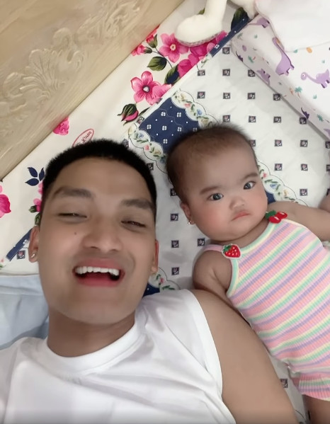 Mạc Văn Khoa cố chọc cười cô 'công chúa nhỏ', nhưng đáp lại bố là biểu cảm 'hơi căng'.