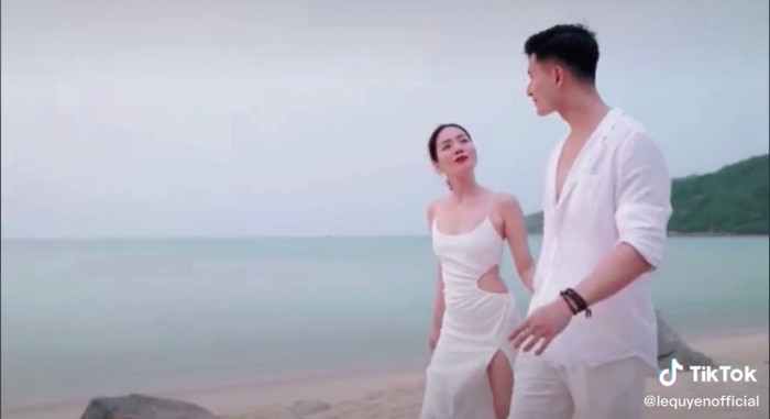 Nhìn ánh mắt của Lệ Quyên dành cho Lâm Bảo Châu có thể thấy nữ ca sĩ đang hạnh phúc như thế nào.