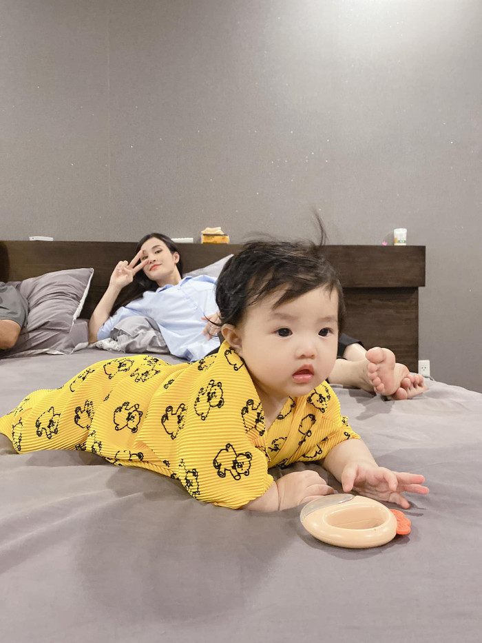 Nói 'cuồng con' nhưng lại đăng ảnh dìm hàng con, thế là không có yêu con rồi nhé mẹ Đông Nhi ơi.