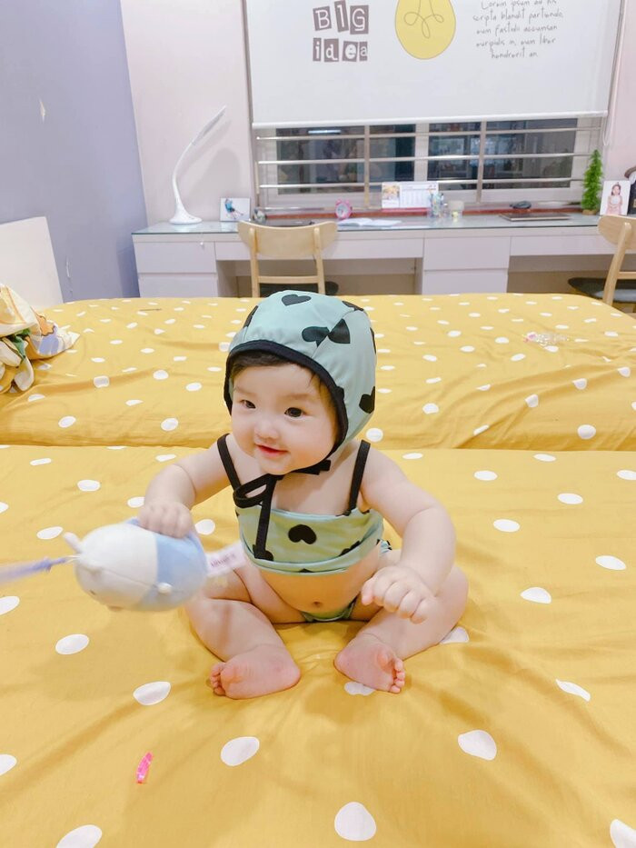 Dẫu bị mẹ 'dìm hàng' nhưng Winnie vẫn vô cùng đáng yêu.
