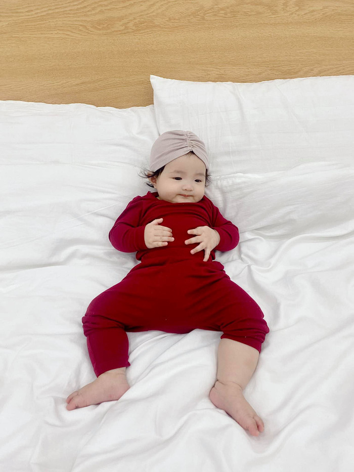 Không chỉ cho con gái mặc đồ như 'bà cụ' mà Đông Nhi còn khoe luôn dáng nằm 'bá đạo' của con.