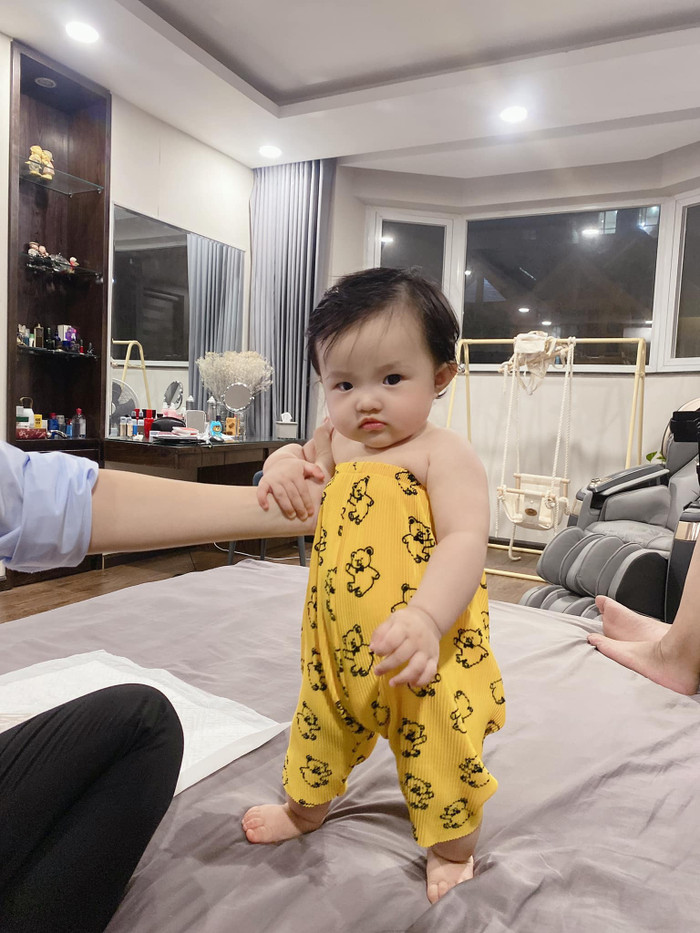 Nhìn biểu cảm trên gương mặt của bé Winnie khiến ai cũng phải phì cười.