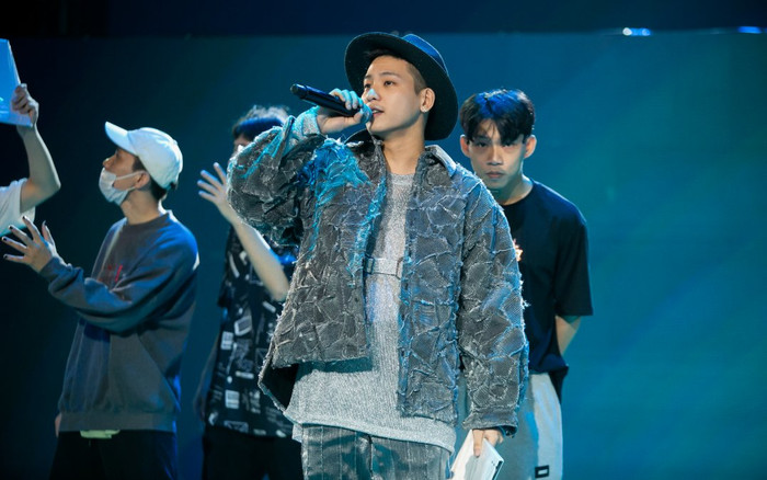 Clip: Quân AP khoe giọng hát live 'cực ngọt' trong hậu trường The Heroes, 'bắn rap đốn tim' fan girl Ảnh 2