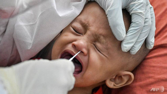 Xét nghiệm Covid-19 cho trẻ em ở thủ đô Kuala Lumpur, ngày 27/5 - Ảnh: AFP