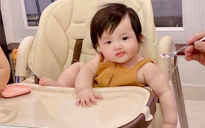 Ăn cơm vắt cả chân lên bàn, Winnie đòi quà 1/6 nhưng bị bố Ông Cao Thắng trêu đùa là 'giang hồ' Ảnh 2