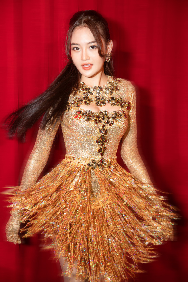 Diễn viên Thùy Anh hóa thân thành vũ công xinh đẹp trong tập 2 The Heroes.