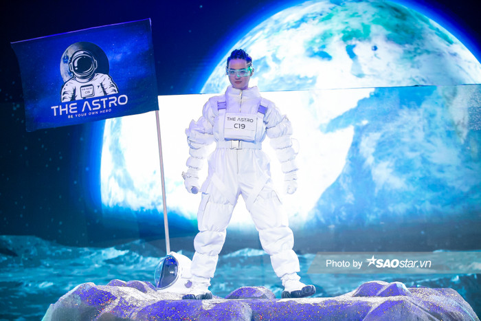 Thanh Duy chơi lớn đem cả 'tiểu hành tinh' đến sân khấu The Heroes 2021.