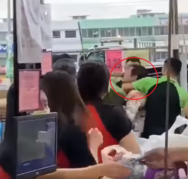 Nhân viên an ninh khống chế người đàn ông say xỉn không chịu đeo khẩu trang.