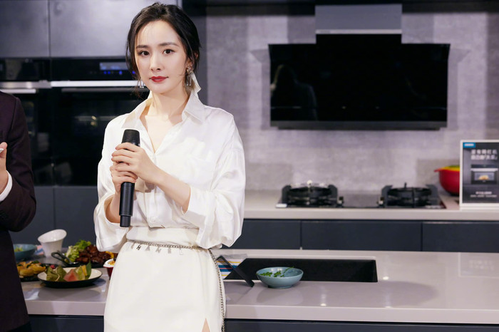 Người đẹp còn nhấn nhá với thắt lưng xích ngang eo để tạo điểm nhấn