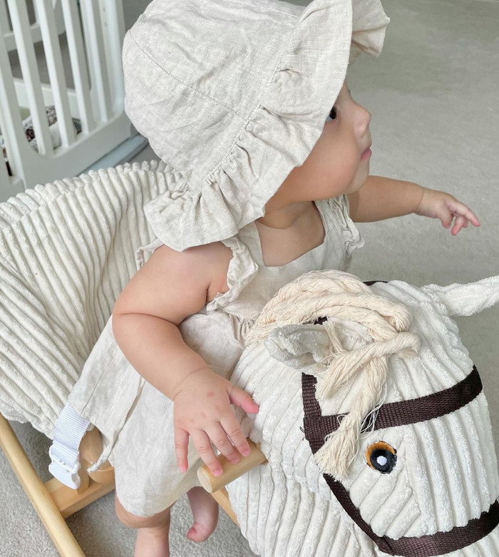 Lisa được mẹ cho đội mũ, diện váy siêu xinh.