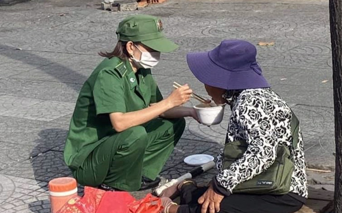 Xúc động hình ảnh nữ thanh niên xung phong bón thức ăn cho cụ bà tật nguyền bên góc đường Sài Gòn Ảnh 2