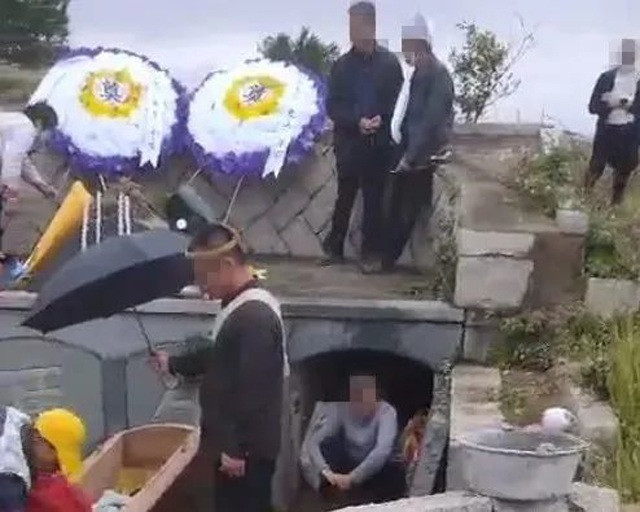 Chỉ vì tiền thừa kế, cô con dâu cả làm loạn đám tang, không cho chôn cất cha chồng.