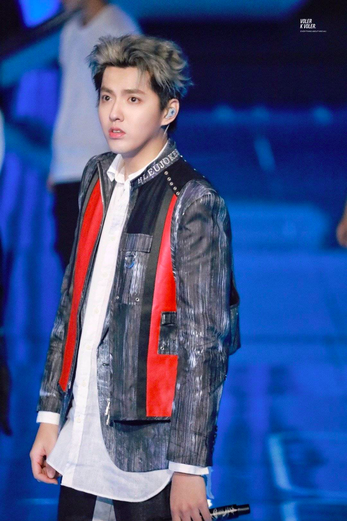 Sự trái ngược giữa 2 mỹ nam tại Đêm sục sôi: Ngô Diệc Phàm đẹp trai hút hồn - Tiêu Chiến trở nên khác lạ Ảnh 5