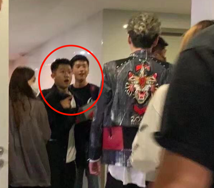 Người đi đường sửng sốt khi nhìn thấy Ngô Diệc Phàm.