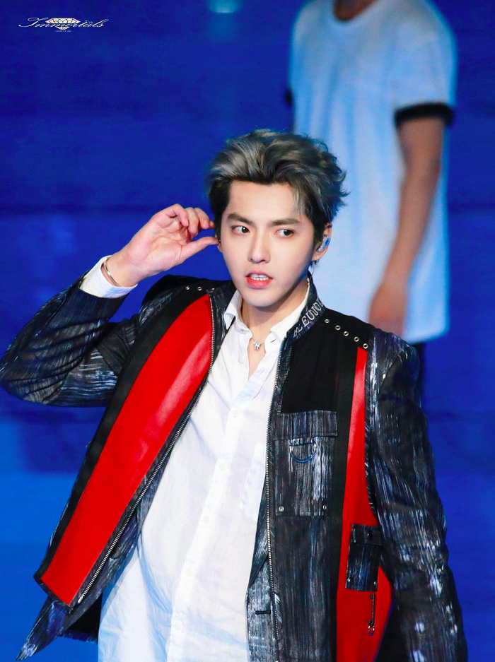 Sự trái ngược giữa 2 mỹ nam tại Đêm sục sôi: Ngô Diệc Phàm đẹp trai hút hồn - Tiêu Chiến trở nên khác lạ Ảnh 7