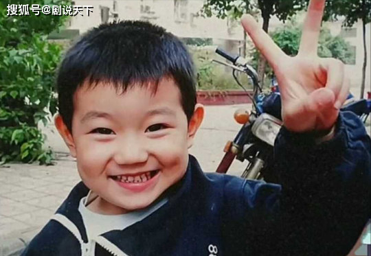 Vương Nguyên cũng là cậu bé mủm mỉm lúc nhỏ và gầy lúc lớn.