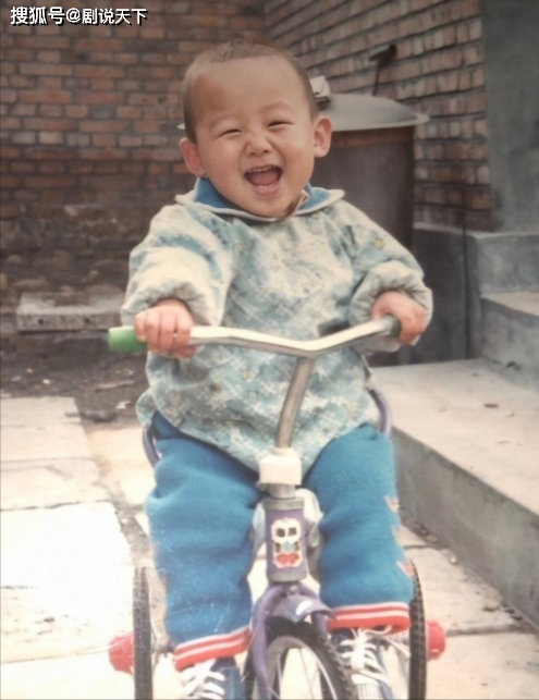 Bạch Kính Đình lúc nhỏ là một cậu bé mập mạp, lớn lên thay đổi rất nhiều