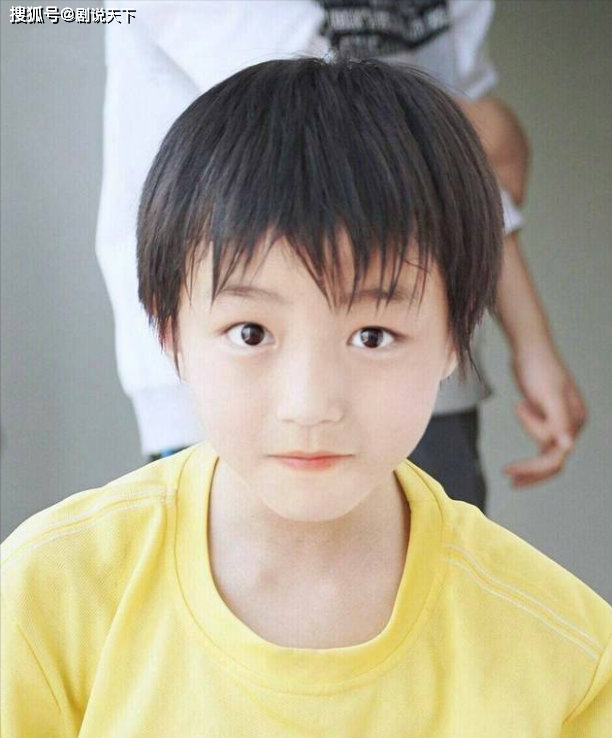 Mắt Vương Tuấn Khải lúc nhỏ có phần to hơn, khuôn mặt sáng lạn