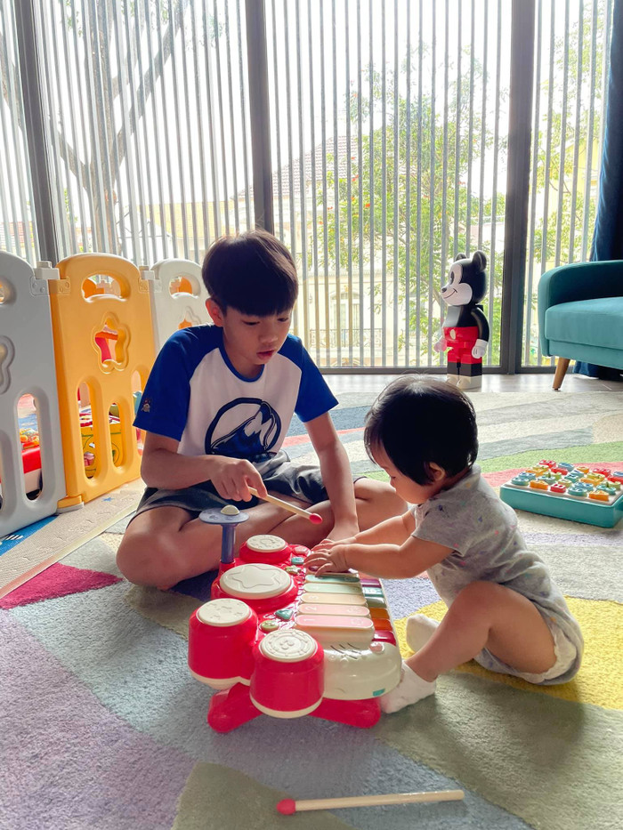 Hai anh em vui vẻ chơi đồ chơi cùng nhau. Có thể thấy, Subeo rất chịu khó khi chơi với em gái.