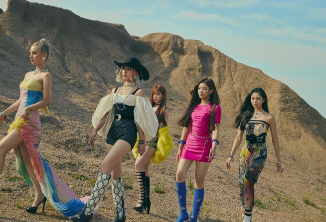 Itzy trong MV Not Shy