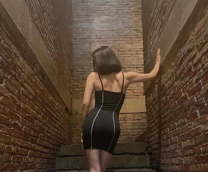 Tuy nhiên, do sự phóng khoáng, thoải mái mà đôi lúc, cô nàng cũng bị khán giả 'lên tiếng' vì hình ảnh gợi cảm quá đà.