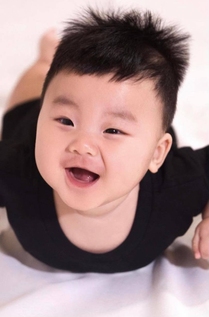 Quý tử nhà Hòa Minzy bụ bẫm, kháu khỉnh từ nhỏ.