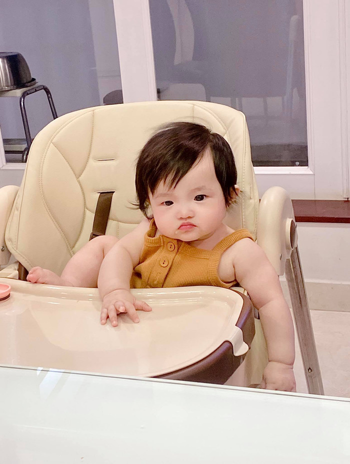 'Chị đại' ăn hết chuối nhưng... quên chùi mép.