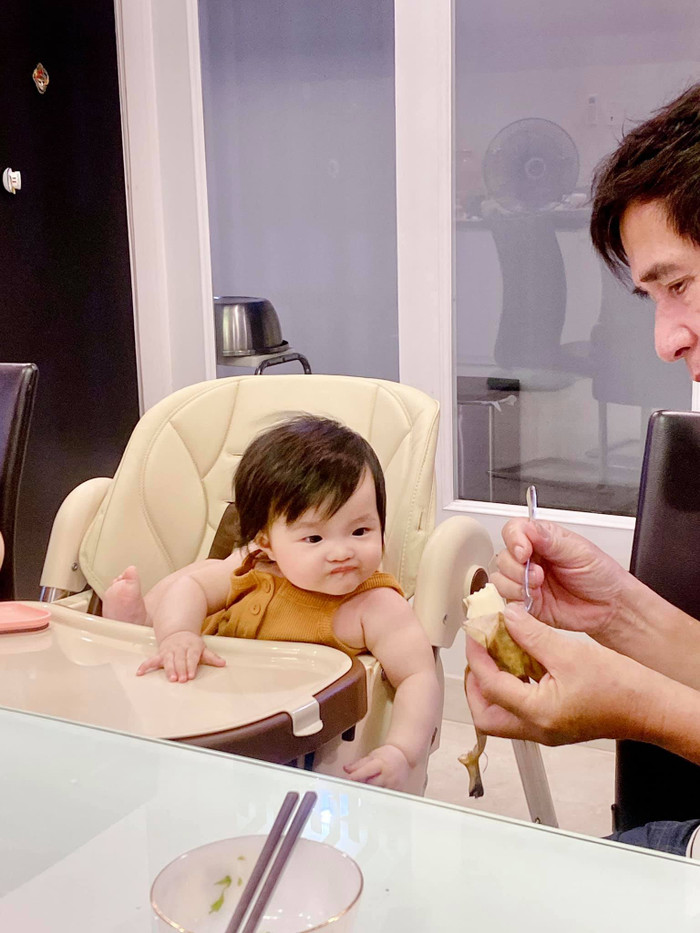 Từ dáng ngồi đến biểu cảm gương mặt đều xứng danh 'mầm non giải trí'.