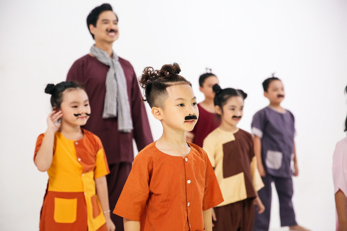 Nam danh ca diễn xuất cùng một dàn diễn viên nhí khá “hùng hậu”.