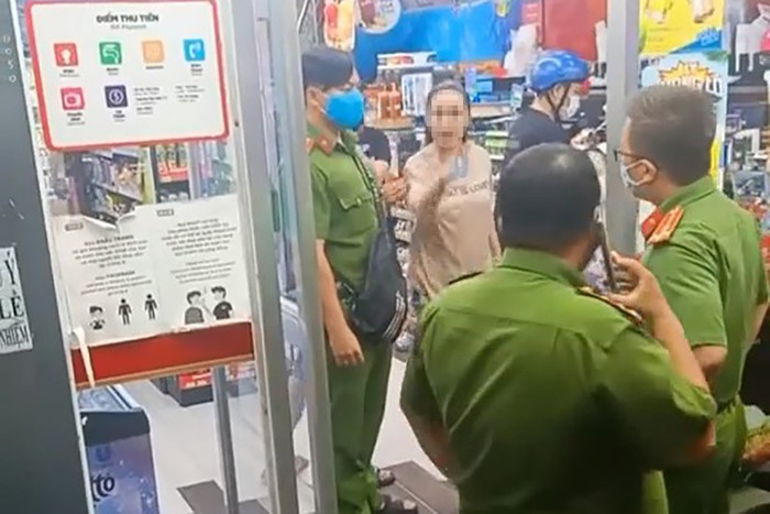 Bà N. không đeo khẩu trang, thiếu hợp tác với cơ quan chức năng. Ảnh cắt từ clip