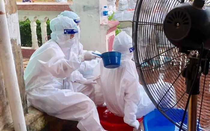 Đội ngũ y tế ở tâm dịch Bắc Giang treo túi đá, dội nước đá lên người để làm mát dưới cái nóng 'cháy thịt' Ảnh 2