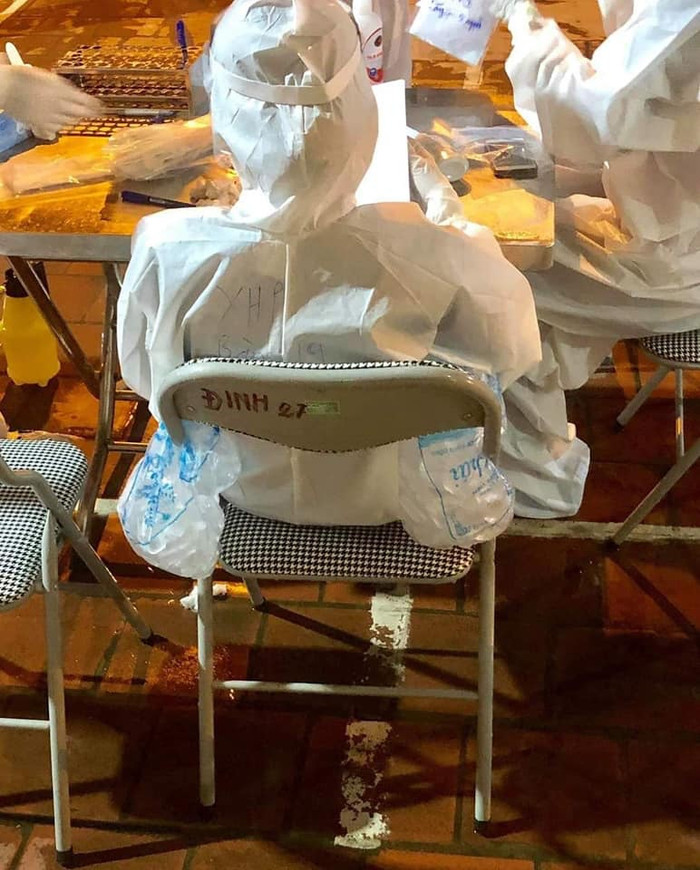 Đội ngũ y tế ở tâm dịch Bắc Giang treo túi đá, dội nước đá lên người để làm mát dưới cái nóng 'cháy thịt' Ảnh 8