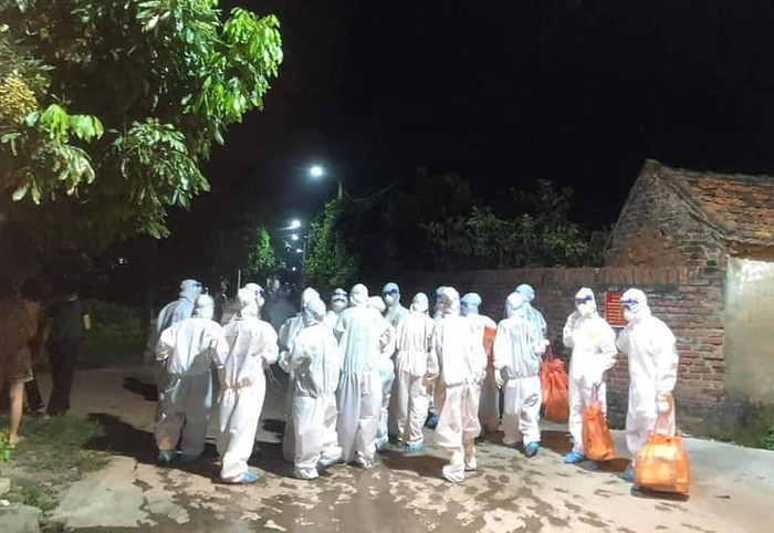 Đeo những túi đá sau lưng để giảm nhiệt vào ban đêm.