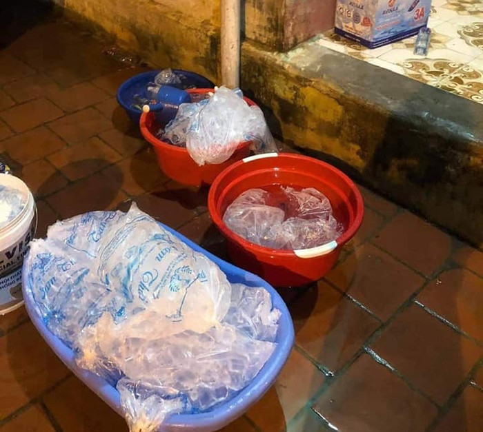 Nước đá là lựa chọn duy nhất vì không thể cởi bộ đồ bảo hộ.