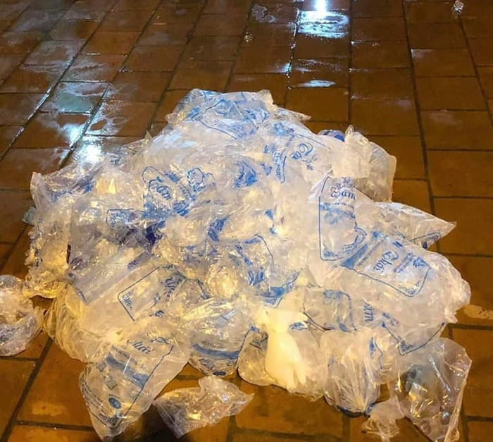 Đội ngũ y tế ở tâm dịch Bắc Giang treo túi đá, dội nước đá lên người để làm mát dưới cái nóng 'cháy thịt' Ảnh 5