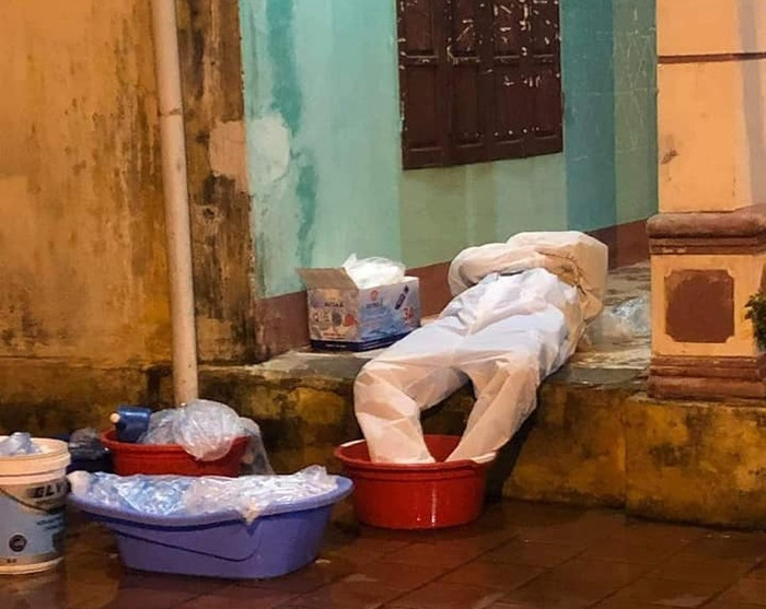 Do nhiệt độ những ngày này quá cao nên đội ngũ y tế chống dịch vô cùng mệt mỏi.