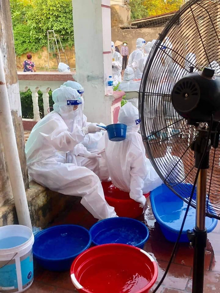 Dội nước đá vào người để giảm nhiệt độ khi phải mặc những bộ đồ bảo hộ kín mít.