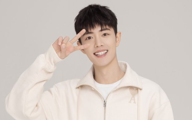 Tiêu Chiến khiến fan 'tan chảy' với bộ ảnh dễ thương kèm thông điệp: Hãy là một người lớn như trẻ con! Ảnh 2