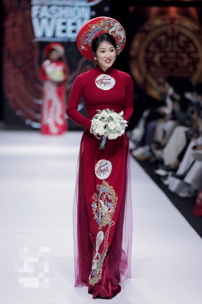 Chỉ sau 1 năm sinh con gái cô đã hoàn toàn về lại vóc dáng như xưa, đặc biệt là vòng một đầy đặn hút mắt cùng vòng eo con kiến.