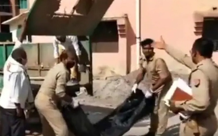 Video cảnh sát đưa thi thể lên xe rác gây xôn xao MXH nhưng sự thật phía sau lại khiến bất ngờ Ảnh 2