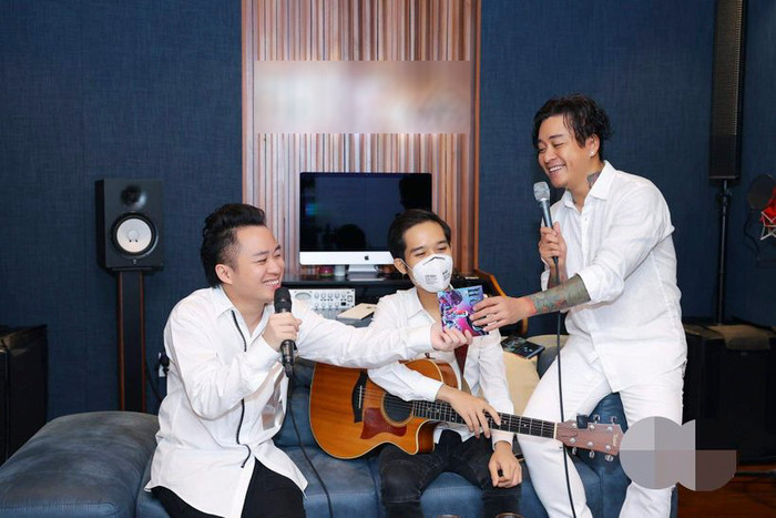 Tuấn Hưng cùng ca sĩ Tùng Dương và một ca sĩ, nhạc sĩ phía Bắc đã tham gia đêm nhạc livestream Chung Tay vì Bắc Giang & Bắc Ninh và kêu gọi ủng hộ hơn 250 triệu đồng.