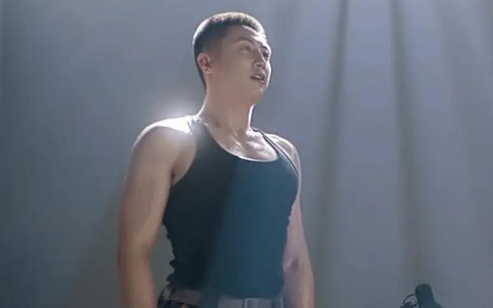 Hình tượng quân nhân của Hoàng Cảnh Du bị chê bai trong phim mới: Múi đâu chẳng thấy chỉ toàn thịt Ảnh 2