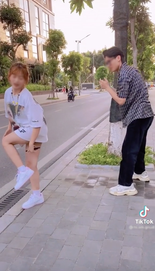 Cô gái hồn nhiên để yên cho nam thanh niên 'chụp lén' mình.