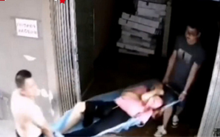 Đang đứng ở sảnh khách sạn, người phụ nữ hoảng hốt khi thấy 'vật lạ' rơi ra khỏi ống quần Ảnh 2