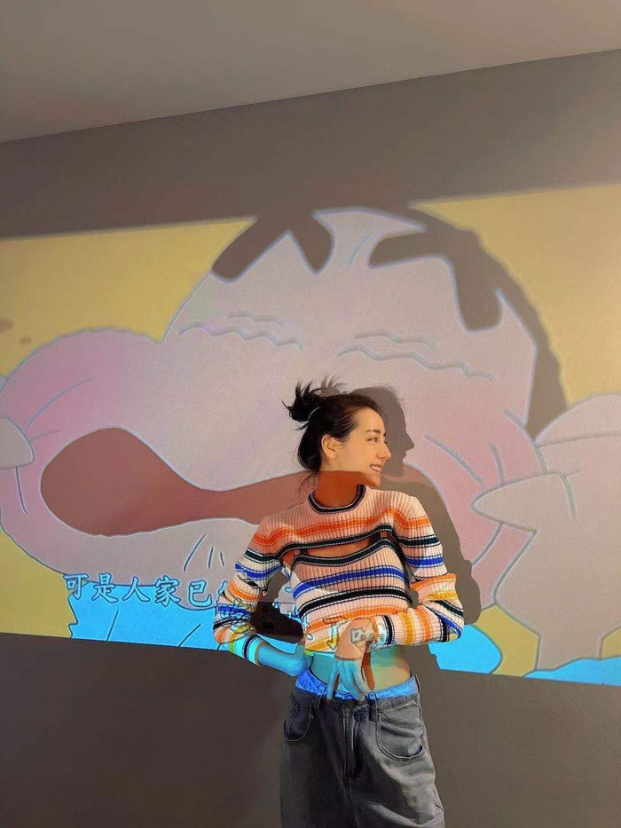 Chả cần phấn son lộng lẫy, mỹ nhân Tân Cương cũng đã 'đốn tim' fans bằng những hinh ảnh đời thường giản dị