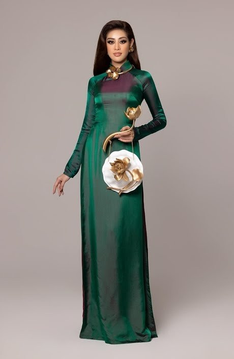 Những món vòng cổ, túi xách hoa sen hài hòa được mix một cách ý nhị.